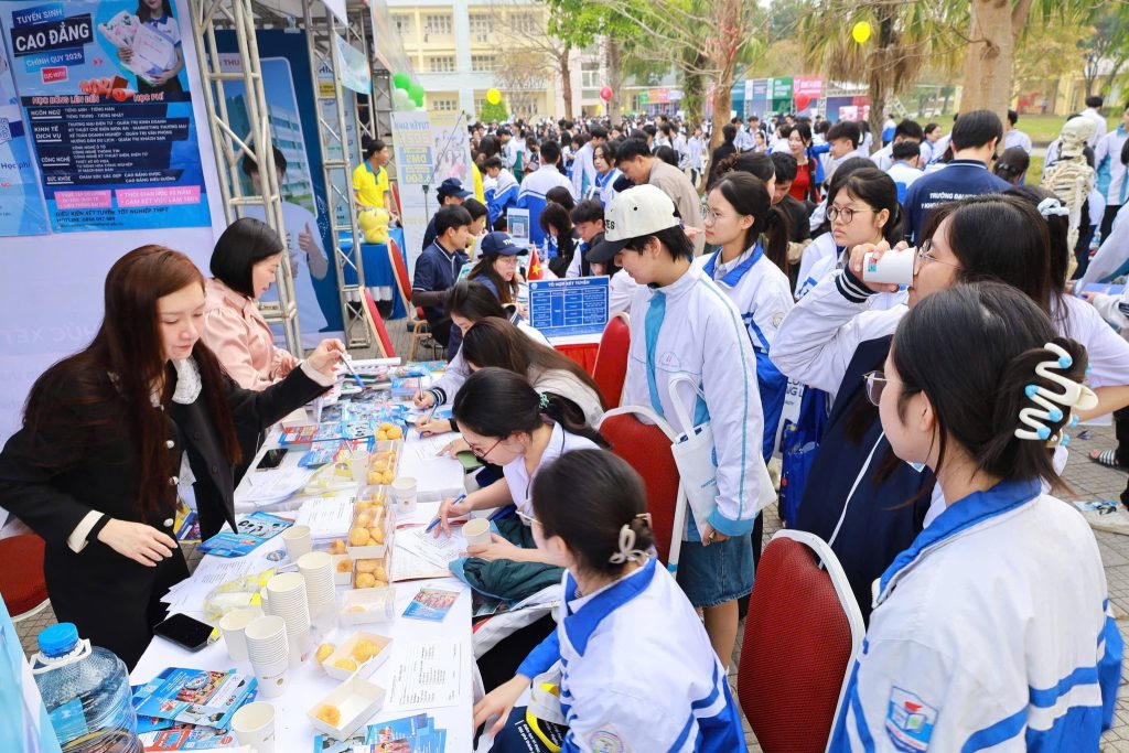 Học sinh tìm hiểu thông tin tại Ngày hội tư vấn hướng nghiệp 2026. Ảnh: HIC.