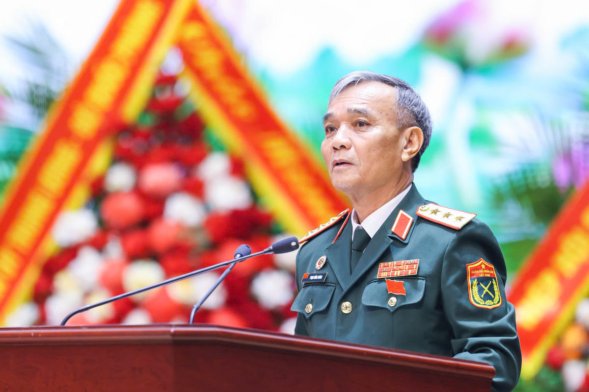 Thượng tướng Phạm Hồng Hương - Phó Chủ tịch Hội Cựu chiến Binh Việt Nam trình bày Báo cáo đề xuất sửa đổi, bổ sung Điều lệ Hội Cựu chiến binh Việt Nam. Ảnh: Quang Vinh.