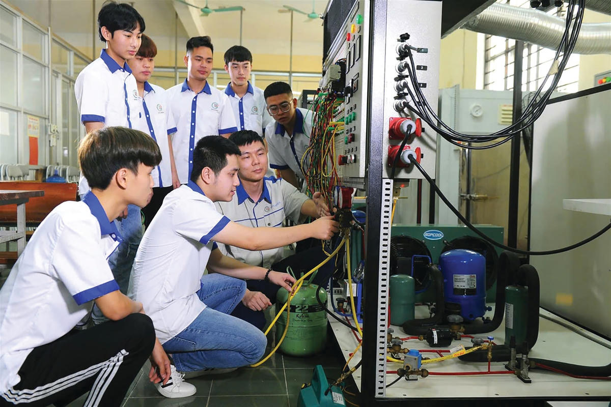 Sinh viên Trường Cao đẳng nghề Hải Dương trong giờ thực hành. Ảnh: NTCC.
