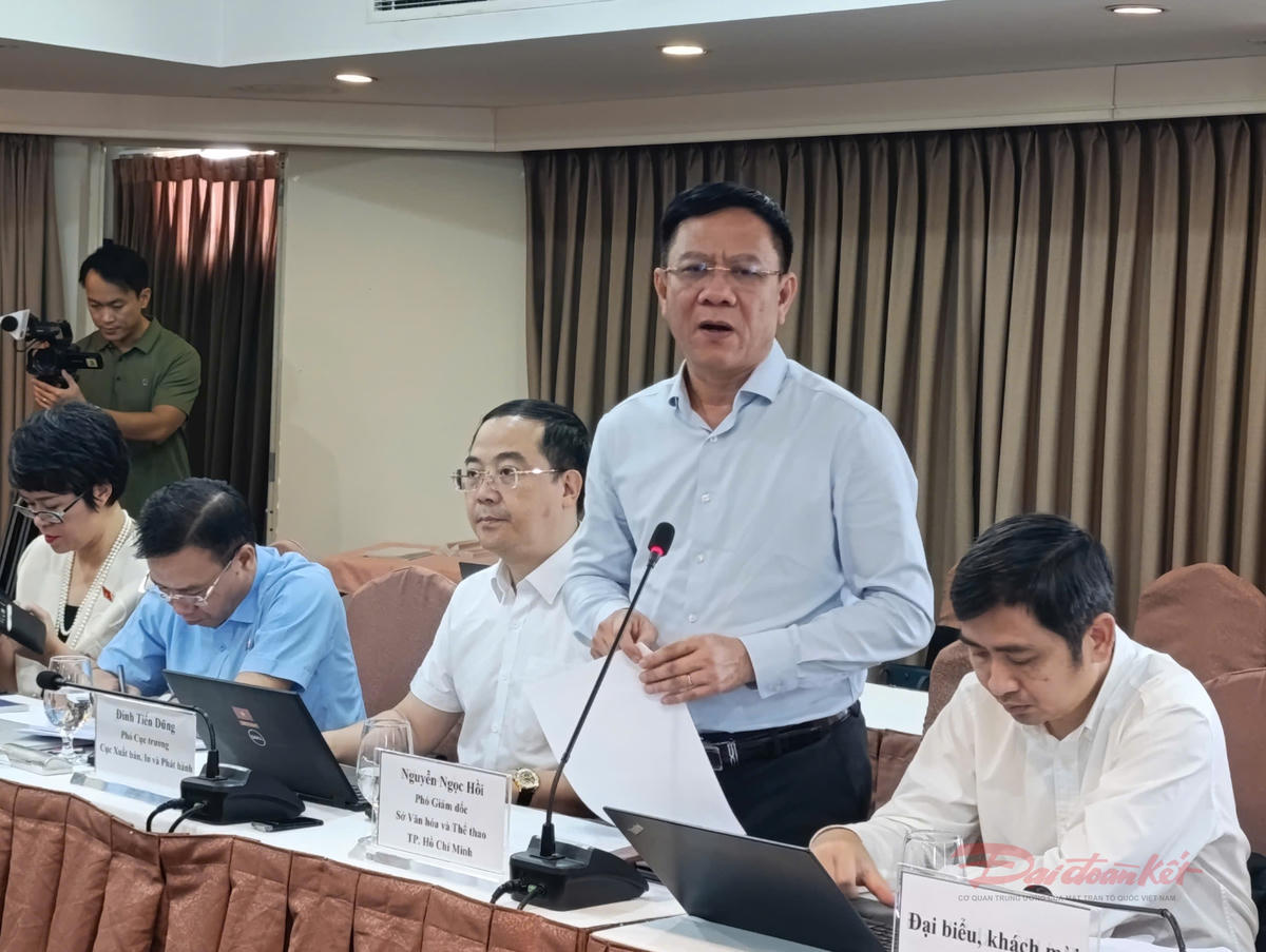Ông Nguyễn Ngọc Hồi, Phó Giám đốc Sở Văn hóa và Thể thao TP Hồ Chí Minh góp ý tại tọa đàm. Ảnh: T.Luân.