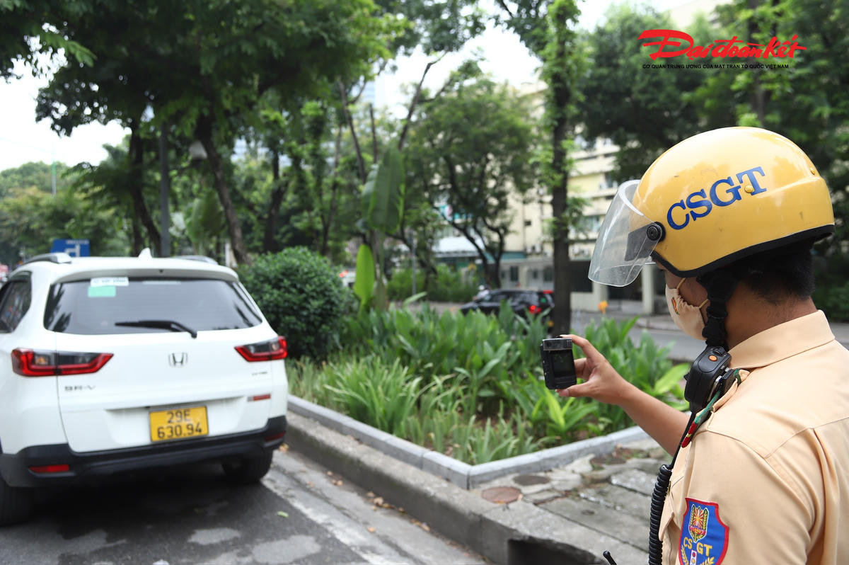 Lực lượng CSGT Hà Nội ghi hình các phương tiện dừng, đỗ sai quy định để phục vụ công tác xử phạt nguội.