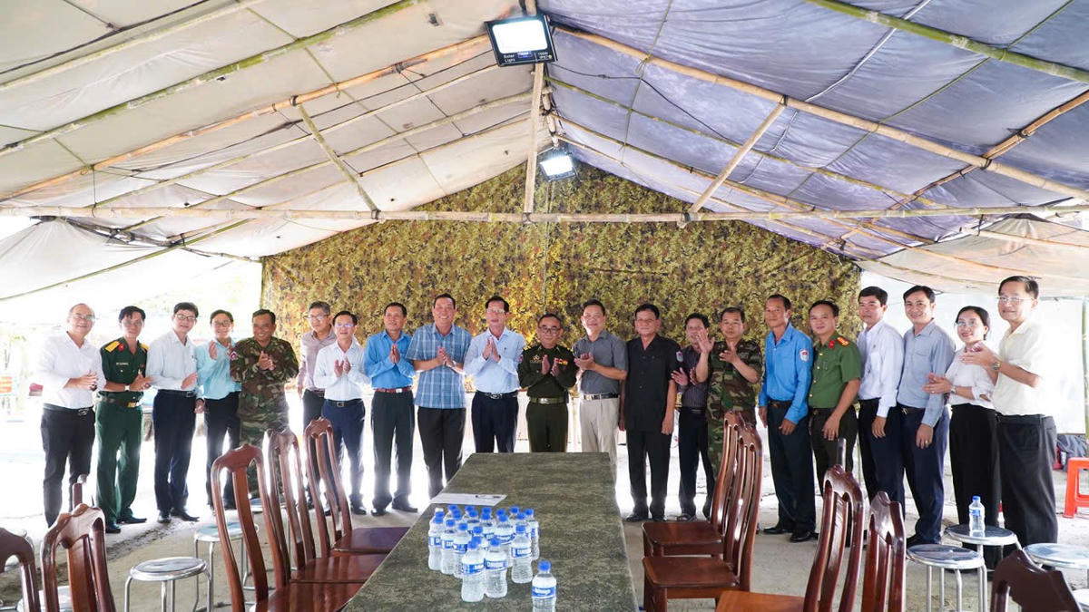 Phó Chủ tịch UBND tỉnh, Trưởng ban Chuyên trách tỉnh An Giang Lê Văn Phước và đoàn công tác thăm Đội K93. Ảnh: AG
