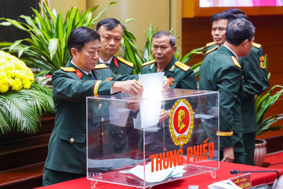 Các đại biểu tiến hành bỏ phiếu tại Đại hội. Ảnh: Quang Vinh.