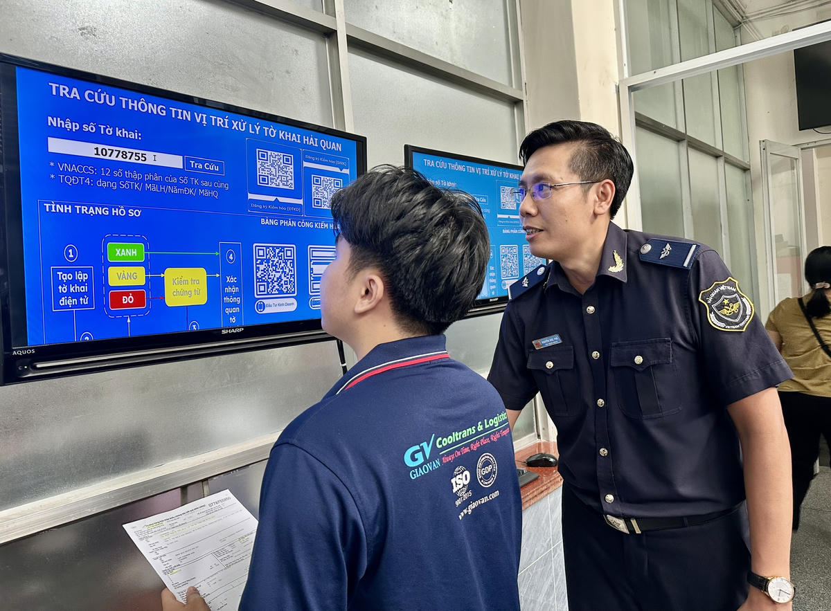 Hải quan Khu vực II hướng dẫn doanh nghiệp tra cứu thông tin tờ khai. 	Ảnh: S.X