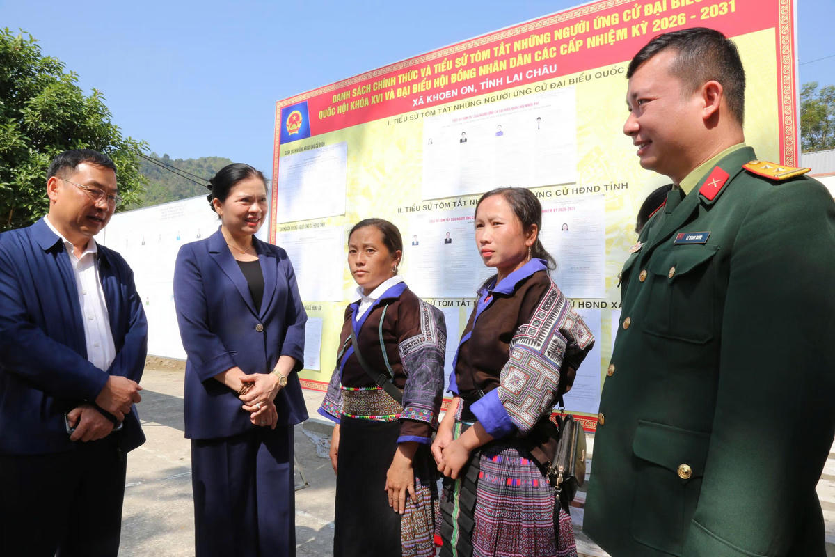 Phó Chủ tịch - Tổng Thư ký UBTƯ MTTQ Việt Nam Hà Thị Nga trò chuyện với cử tri và nhân dân xã Khoen On, tỉnh Lai Châu. Ảnh: Hoàng Đức.