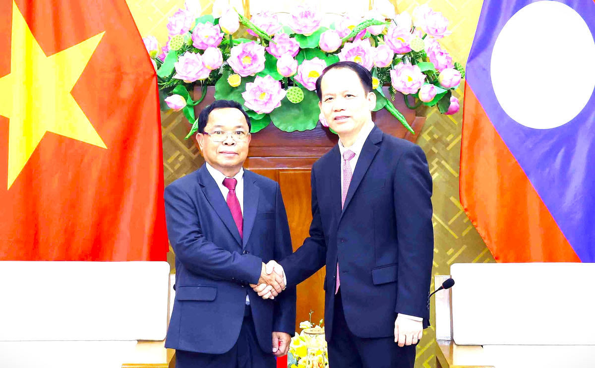 Bộ trưởng Bộ Tư pháp Hoàng Thanh Tùng và Phó Thủ tướng, Bộ trưởng Bộ Tư pháp Lào Khăm-phăn PHÔM-MA-THẮT. 