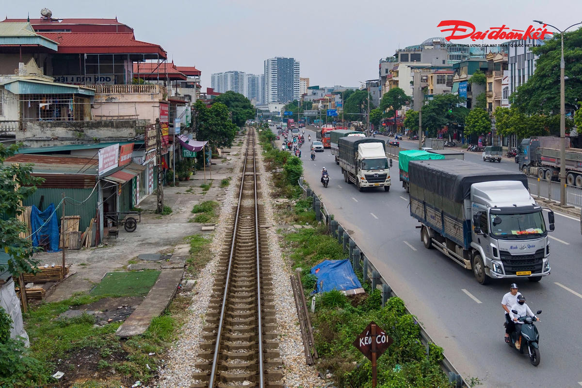Đoạn đường sắt Bắc – Nam từ ga Hà Nội đến khu vực Ngọc Hồi đi qua nhiều công trình, tuyến giao thông trọng điểm của Thủ đô như đường Vành đai 2 trên cao, Bệnh viện Bạch Mai cùng hàng loạt khu dân cư đông đúc. Sự đan xen giữa tuyến đường sắt có lịch sử hơn một thế kỷ với mạng lưới hạ tầng giao thông hiện đại phản ánh tốc độ đô thị hóa mạnh mẽ của Hà Nội.