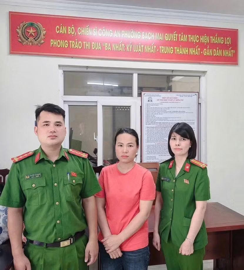 Đối tượng Vũ Thị Phương Hằng (áo hồng) đã đến Công an phường Bạch Mai đầu thú.