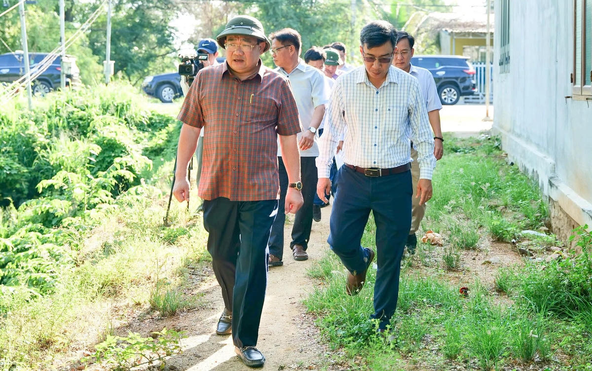 Ông Trịnh Minh Hoàng, Phó Chủ tịch UBND tỉnh Khánh Hòa cùng đoàn công tác kiểm tra khu vực có nguy cơ sạt lở tại xã Mỹ Sơn (tỉnh Khánh Hòa).
