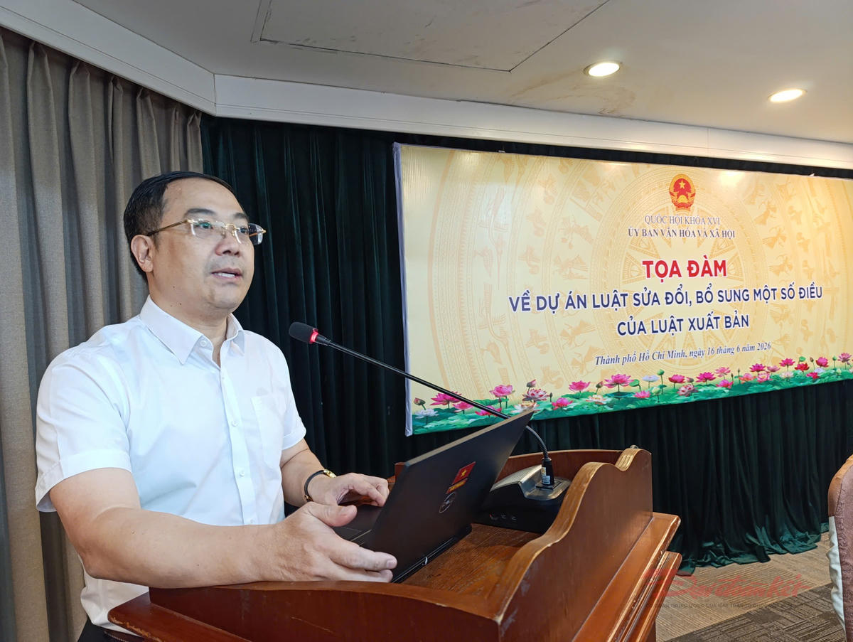 Ông Đinh Tiến Dũng, Phó Cục trưởng Cục Xuất bản, In và Phát hành (Bộ Văn hóa, Thể thao và Du lịch) phát biểu. Ảnh: T.Luân.