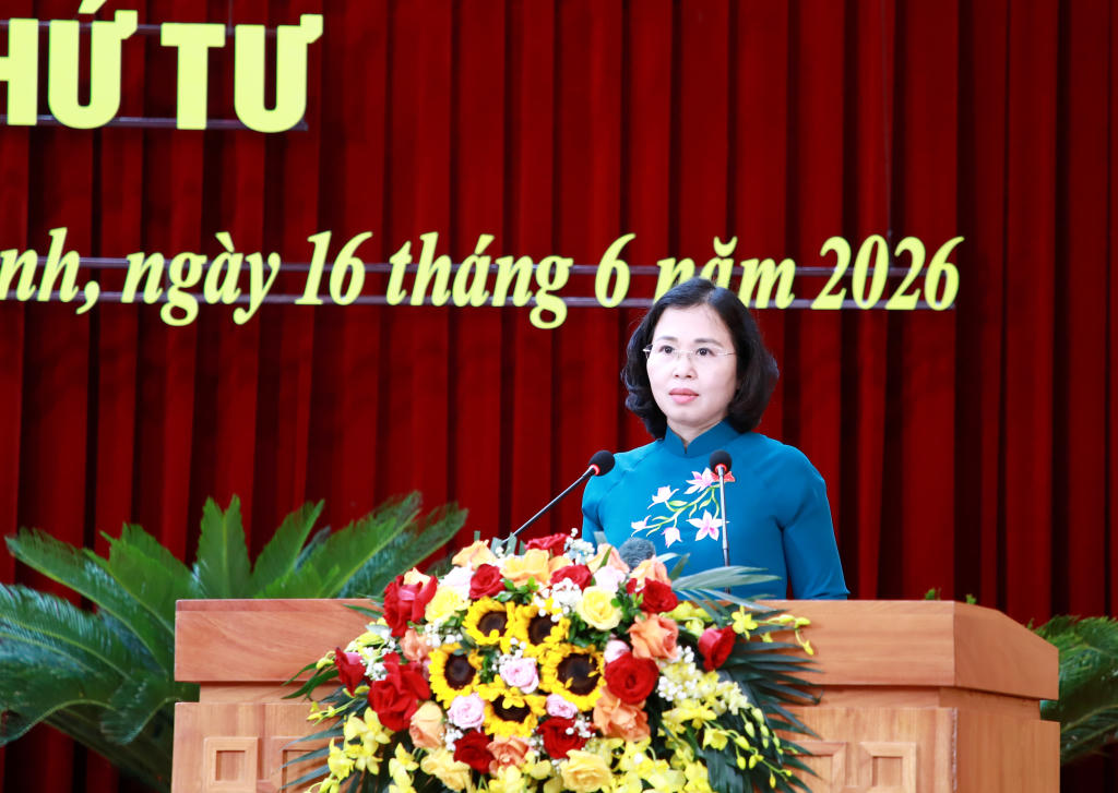 Phó Bí thư Thường trực Tỉnh ủy, Chủ tịch HĐND tỉnh Quảng Ninh Trịnh Thị Minh Thanh phát biểu tại kỳ họp.