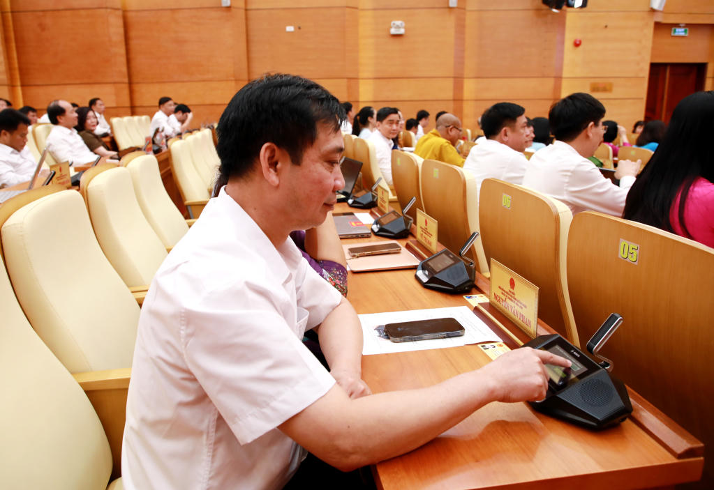 Đại biểu bấm nút, thông qua Nghị quyết điều chỉnh Quy hoạch tỉnh thời kỳ 2021-2030, tầm nhìn đến năm 2050.