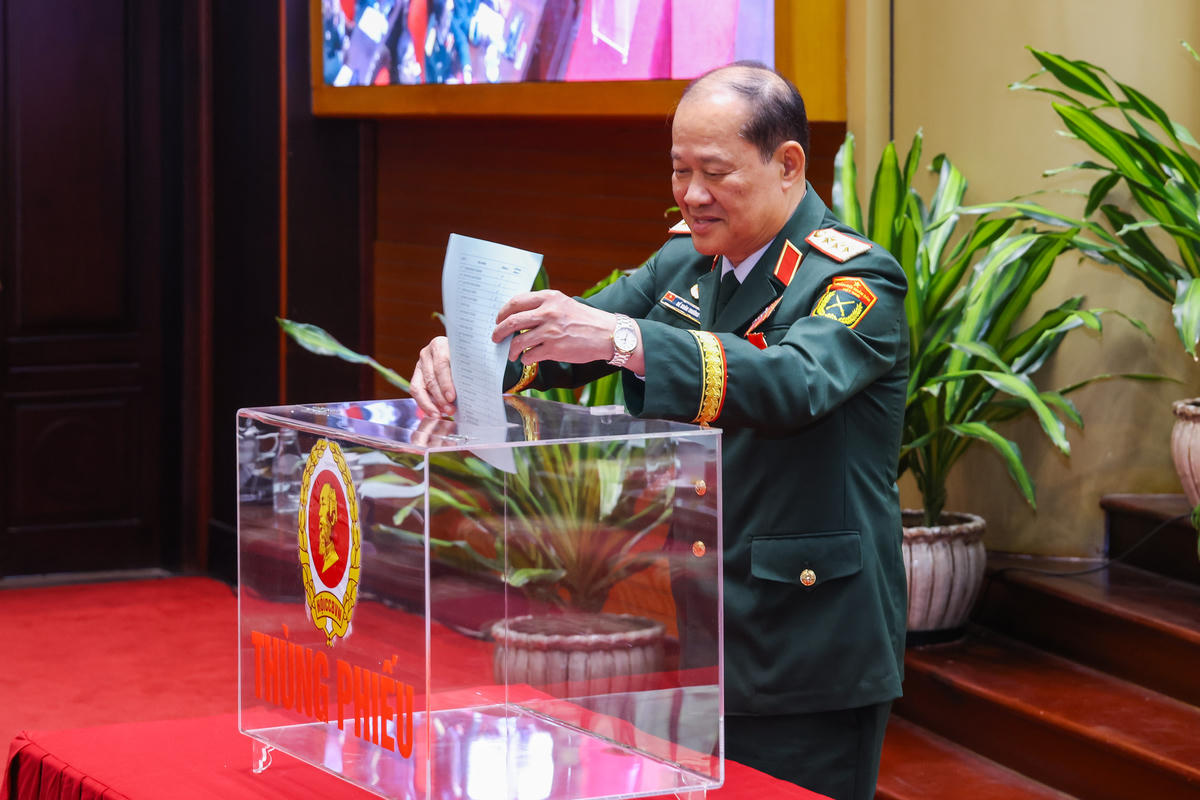 Thượng tướng Bế Xuân Trường - Phó Chủ tịch UBTƯ MTTQ Việt Nam, Chủ tịch Hội Cựu chiến binh Việt Nam tiến hành bỏ phiếu tại Đại hội. Ảnh: Quang Vinh.