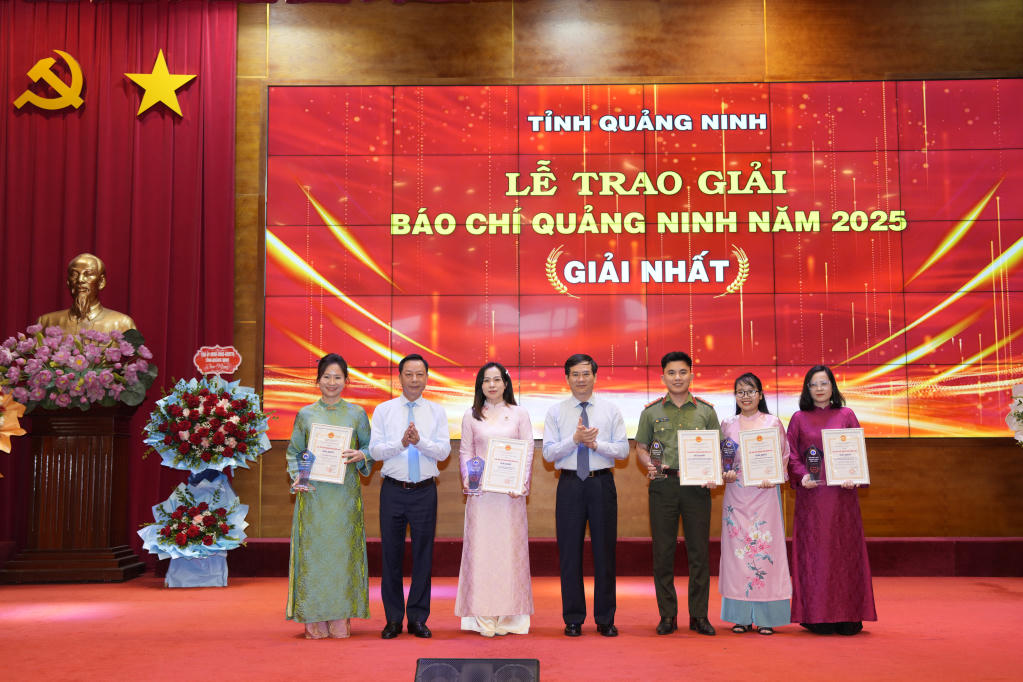 Các tác giả, nhóm tác giả giành giải Nhất Giải Báo chí tỉnh Quảng Ninh năm 2025.