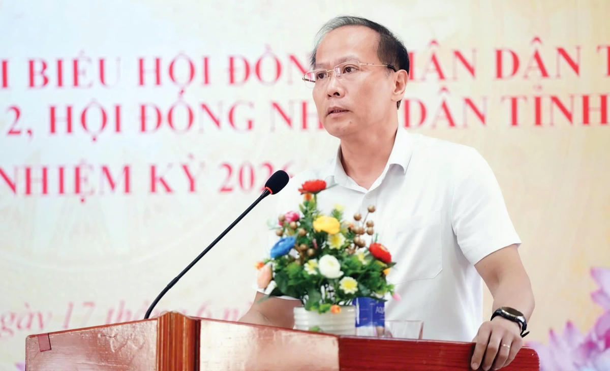 Ông Nguyễn Khắc Hà, Phó Bí thư Tỉnh ủy, Chủ tịch Ủy ban MTTQ Việt Nam tỉnh Khánh Hòa, phát biểu tại buổi tiếp xúc cử tri.