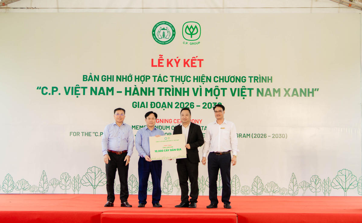 Ông Worawit Arunraksa, Giám đốc Phát triển bền vững C.P. Việt Nam (thứ 2 từ phải sang) trao tặng 10.000 cây giống lâm nghiệp chịu hạn, giữ đất cho đại diện quân và dân tỉnh Lạng Sơn. Ảnh: C.P. Việt Nam