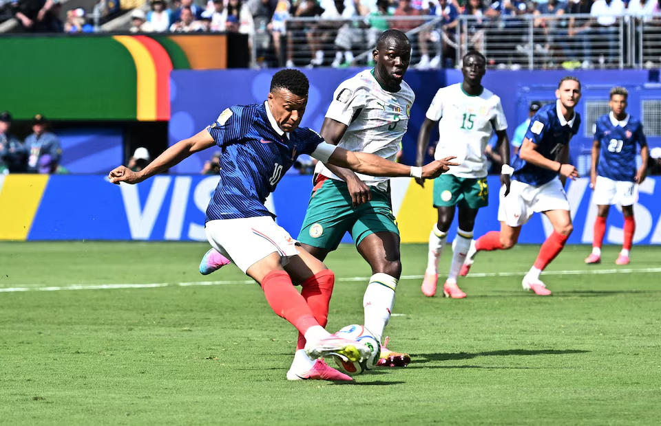 Mbappe trong một pha tranh chấp bóng trong trận Pháp - Senegal. Nguồn: Reuters.