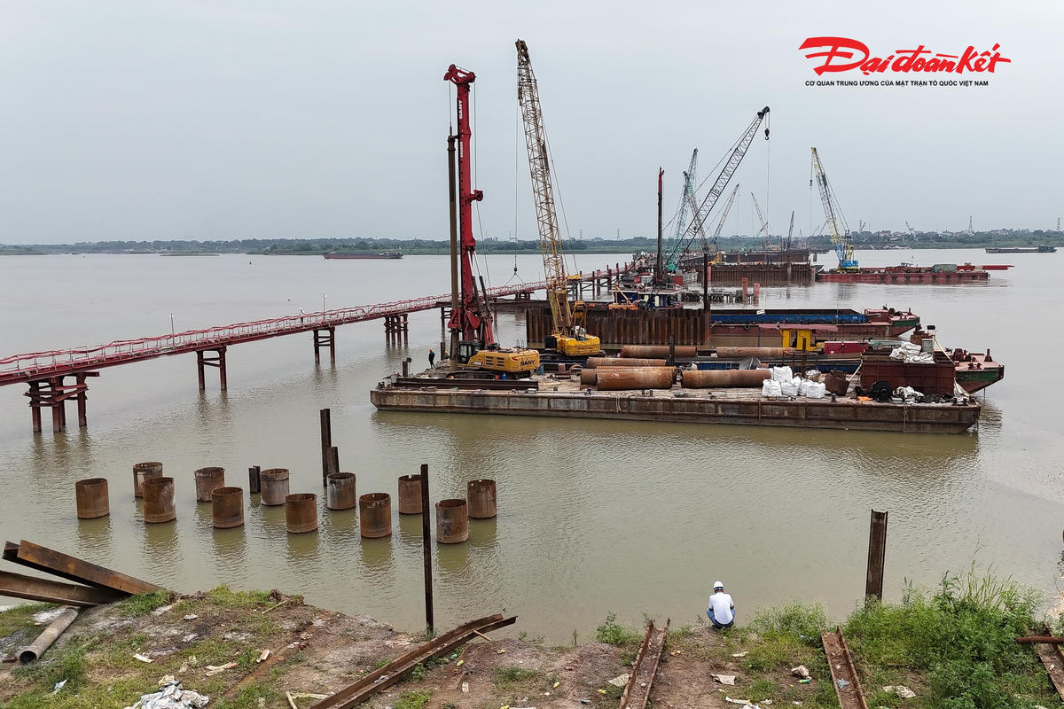Toàn cảnh 3 trụ tháp cầu Thượng Cát vươn cao giữa sông Hồng
