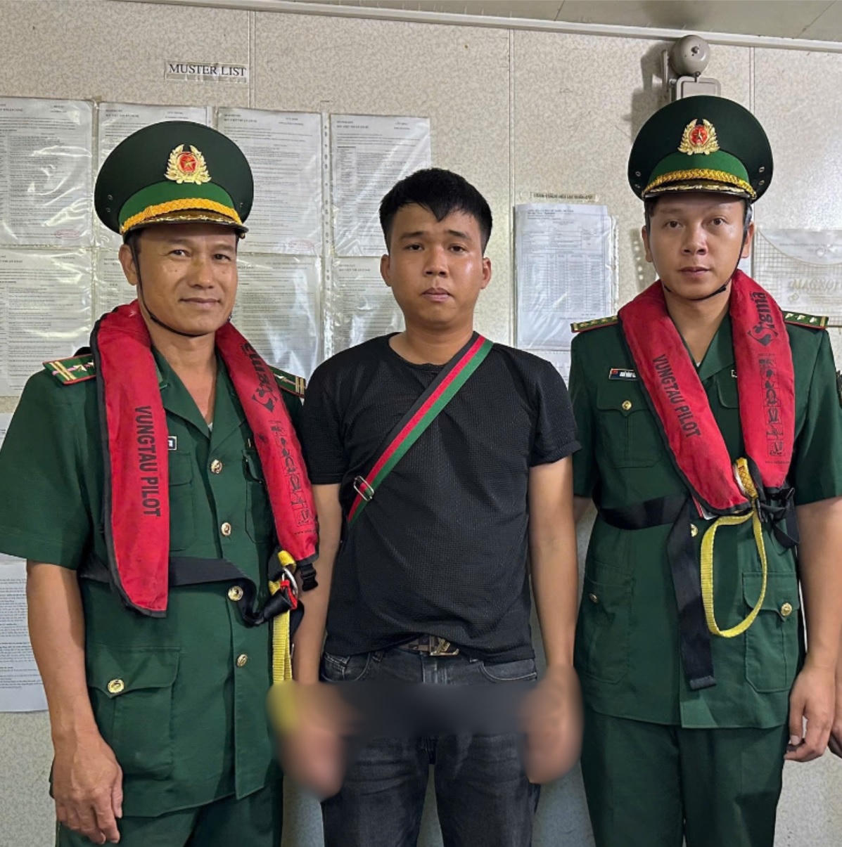 Lực lượng chức năng khống chế đối tượng Ngô Văn Việt. Ảnh: BĐBP Thành phố cung cấp.
