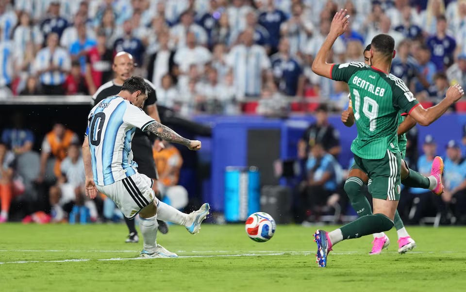 Lionel Messi ghi bàn thắng thứ ba để hoàn thành cú hat-trick. Nguồn: Reuters.