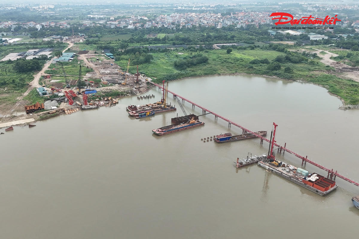 Toàn cảnh 3 trụ tháp cầu Thượng Cát vươn cao giữa sông Hồng