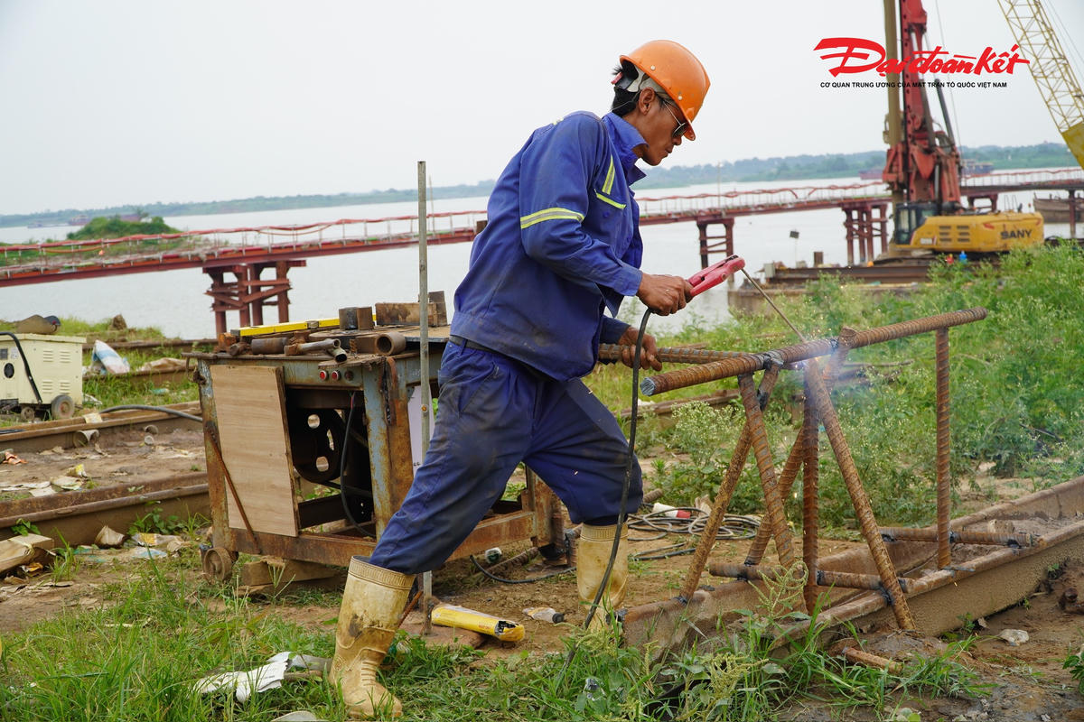 Toàn cảnh 3 trụ tháp cầu Thượng Cát vươn cao giữa sông Hồng