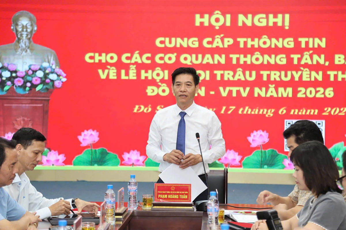 Ông Phạm Hoàng Tuấn, Phó Chủ tịch Thường trực UBND phường Đồ Sơn, Trưởng Ban tổ chức lễ hội chọi trâu Đồ Sơn 2026 phát biểu tại hội nghị. Ảnh: Việt Cường.