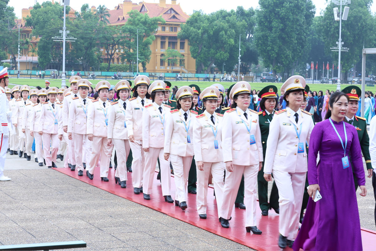 Các đại biểu vào Lăng viếng Chủ tịch Hồ Chí Minh
