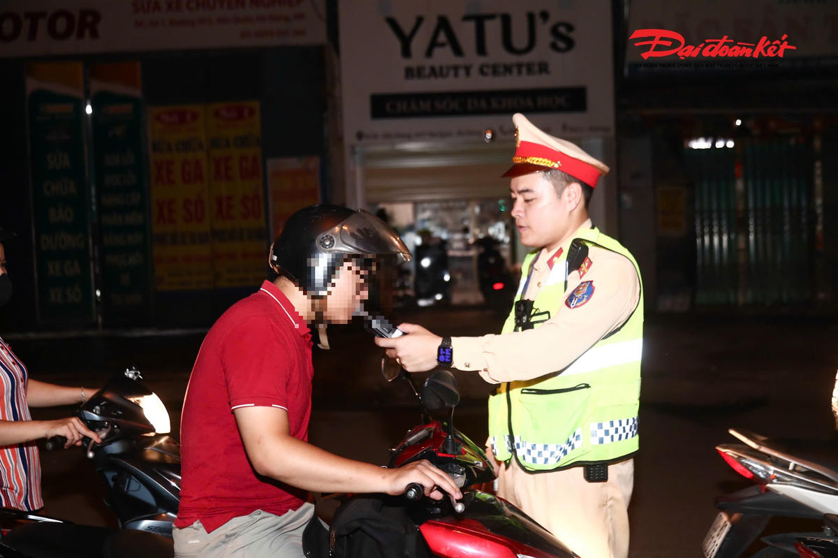 Trung tá Nguyễn Đức Sơn, Tổ trưởng Tổ công tác Đội CSGT đường bộ số 7 cho biết, việc kiểm tra và xử lý vi phạm nồng độ cồn được đơn vị duy trì thường xuyên trên các tuyến, địa bàn trọng điểm, đặc biệt tại khu vực tập trung nhiều nhà hàng, quán ăn và các địa điểm vui chơi, giải trí.