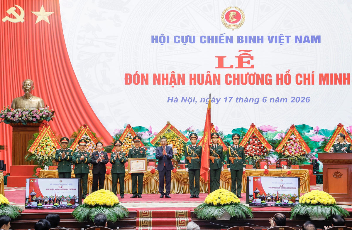 Tổng Bí thư, Chủ tịch nước Tô Lâm trao tặng Huân chương Hồ Chí Minh cho Hội Cựu Chiến binh Việt Nam. Ảnh: Quang Vinh.