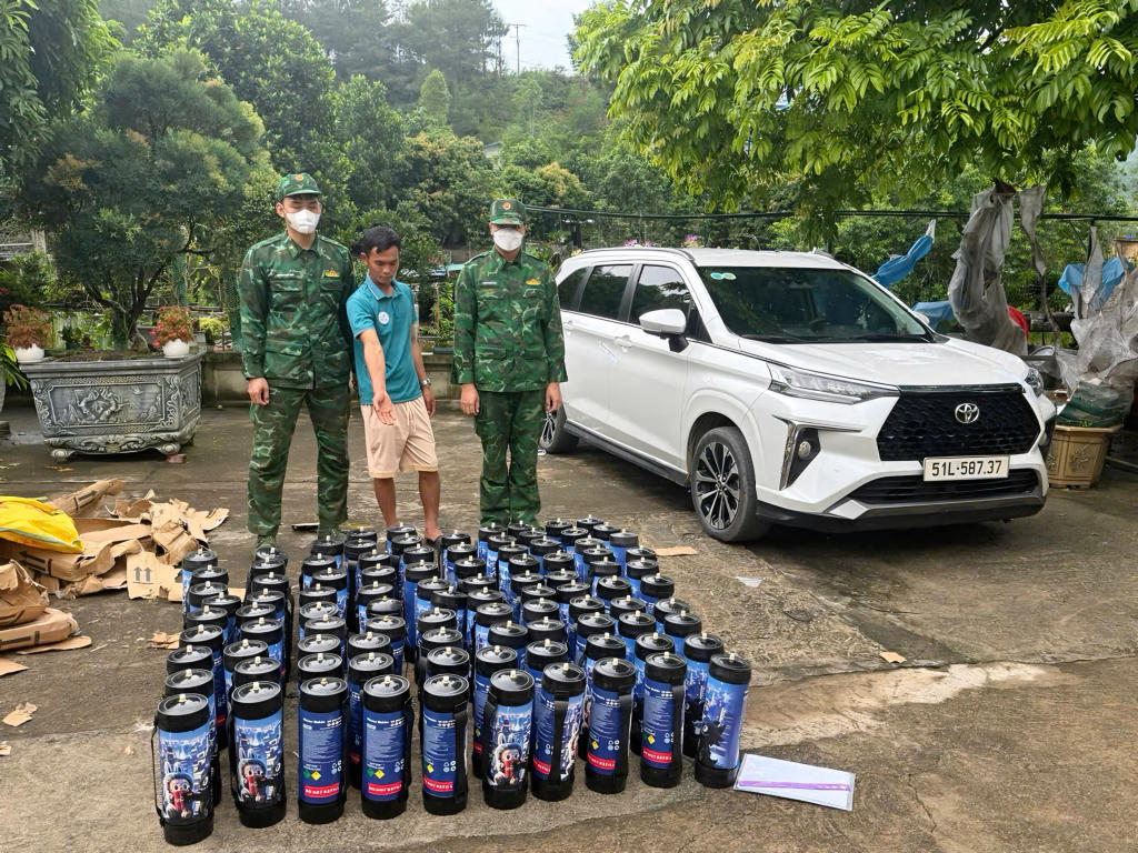Đối tượng Lý Văn Ngò cùng tang vật tại Đồn Biên phòng cửa khẩu Hoành Mô.
