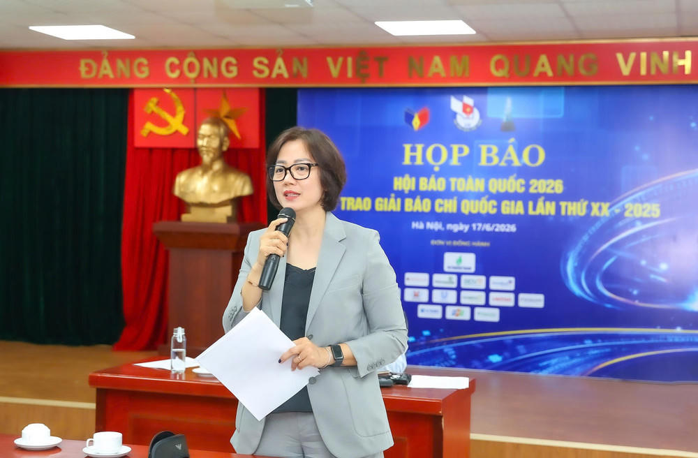 Bà Lê Mỹ Ái Linh, Giám đốc Bảo tàng báo chí Việt Nam, thành viên Ban Tổ chức chia sẻ tại họp báo.