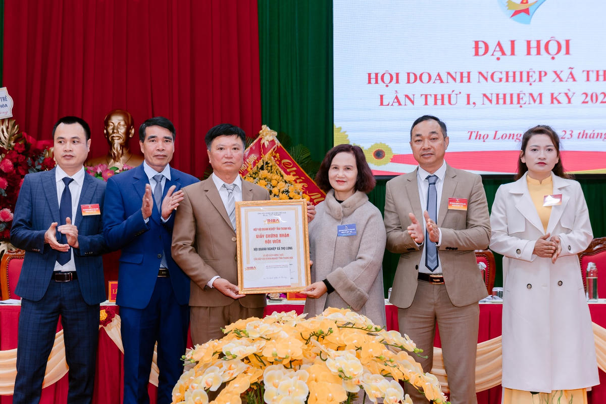 Bà Vũ Thị Ngọc Anh – Phó Chủ tịch Hiệp hội Doanh nghiệp tỉnh Thanh Hóa trao Quyết định công nhận Hội Doanh nghiệp xã Thọ Long là hội viên tập thể chính thức của Hiệp hội Doanh nghiệp tỉnh.