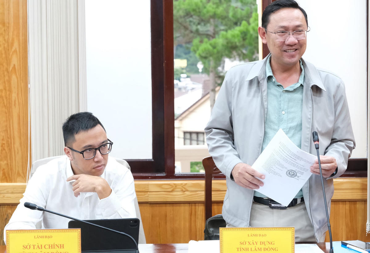 Lãnh đạo Sở Xây dựng nêu báo cáo tiến độ rà soát đề án tại buổi làm việc.