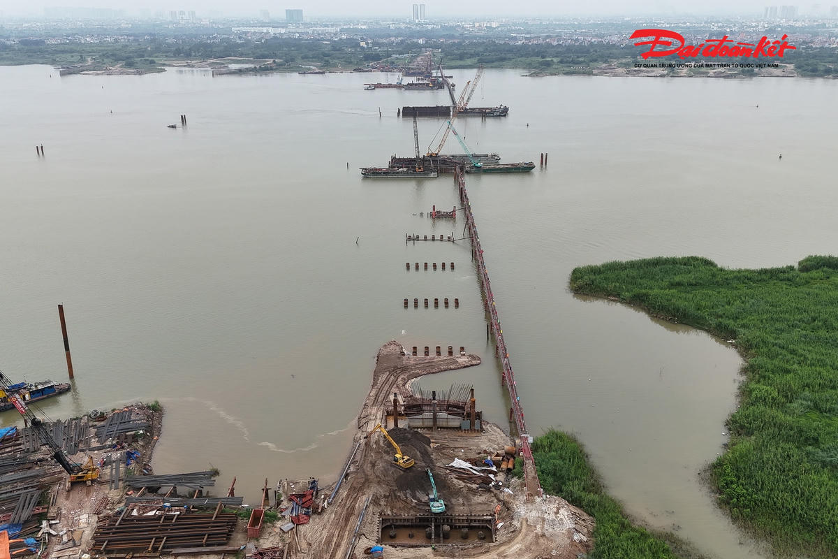 Toàn cảnh 3 trụ tháp cầu Thượng Cát vươn cao giữa sông Hồng