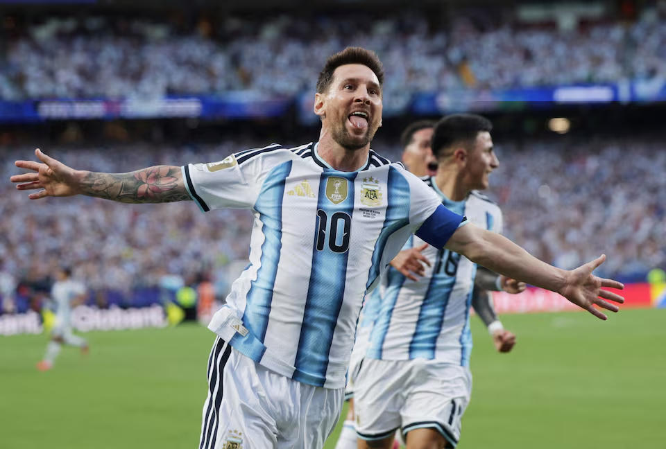 Lionel Messi ăn mừng bàn thắng đầu tiên. Nguồn: Reuters.