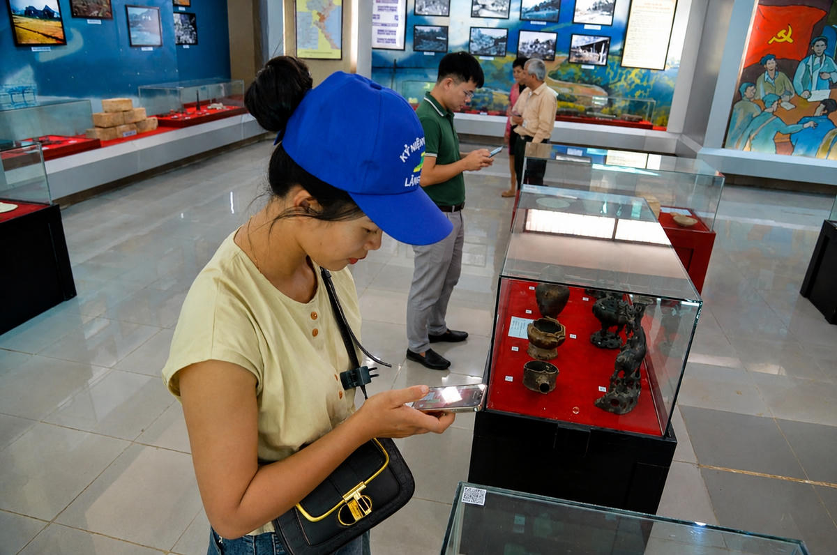 Du khách tìm hiểu hiện vật tại Bảo tàng tỉnh Lạng Sơn với góc nhìn đa chiều trên nền tảng số.