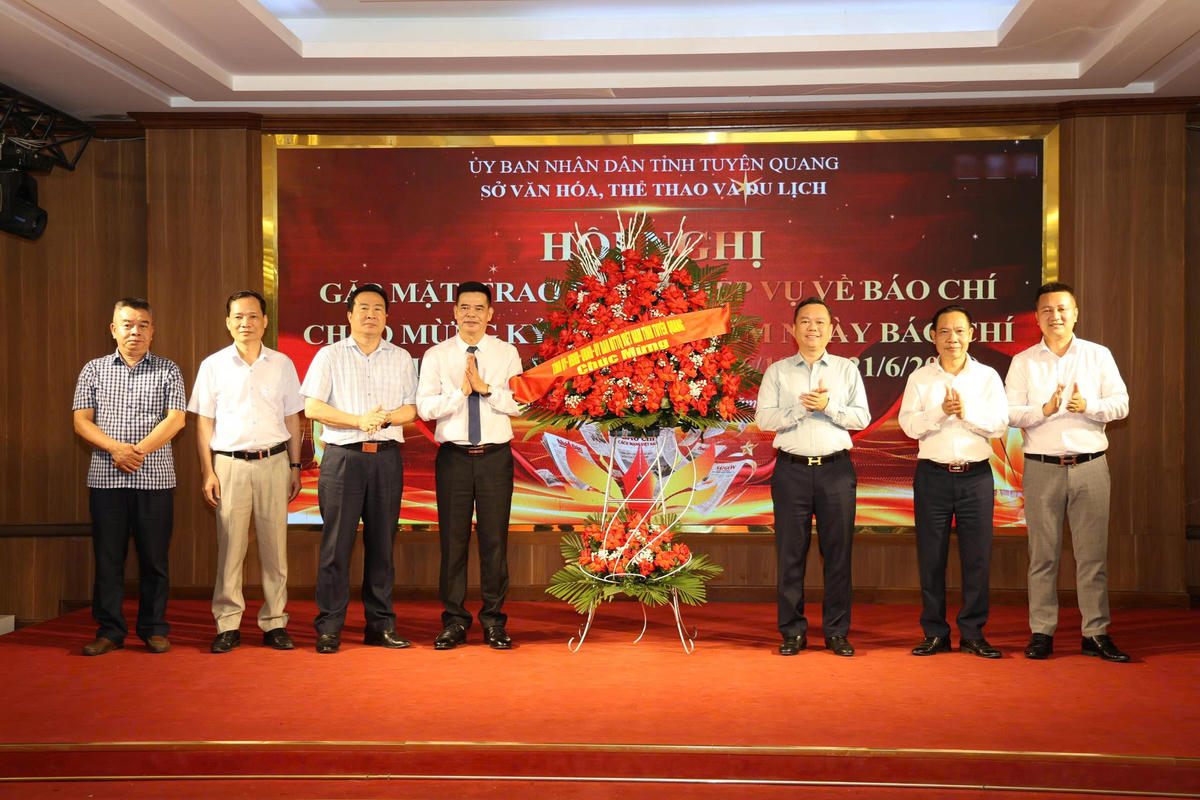 Phó Chủ tịch UBND tỉnh Tuyên Quang, Bí thư Đảng ủy, Chủ tịch HĐND phường Minh Xuân Đỗ Hùng Đức tặng hoa chúc mừng các cơ quan báo chí nhân dịp kỷ niệm Ngày Báo chí Cách mạng Việt Nam 21/6.