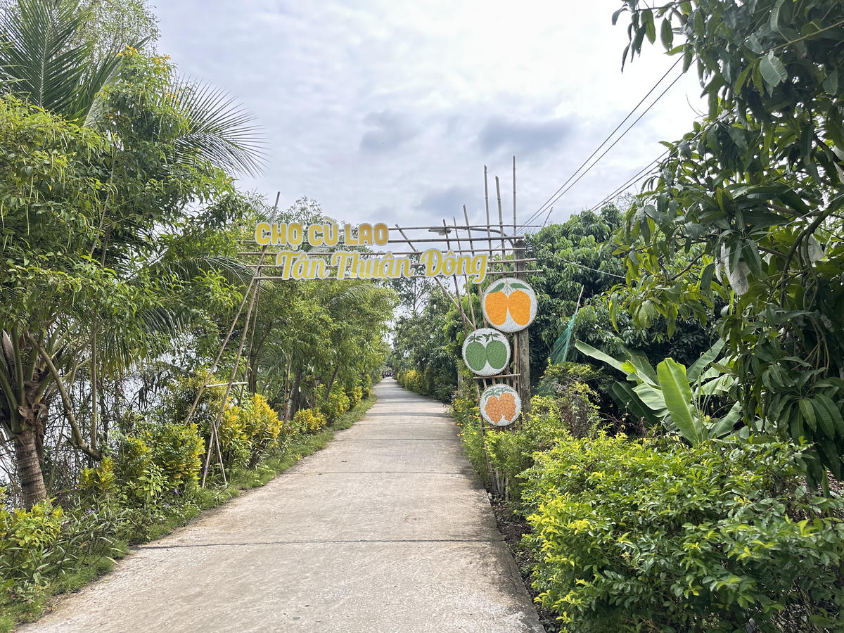 Chợ cù lao Tân Thuận Đông – một trong những điểm nhấn trên cung đường “Trekking Khám phá Cù lao Tân Thuận Đông”, thu hút người tham gia bởi không gian xanh mát và vẻ đẹp miệt vườn đặc trưng. (Ảnh: Trung Ngãi).