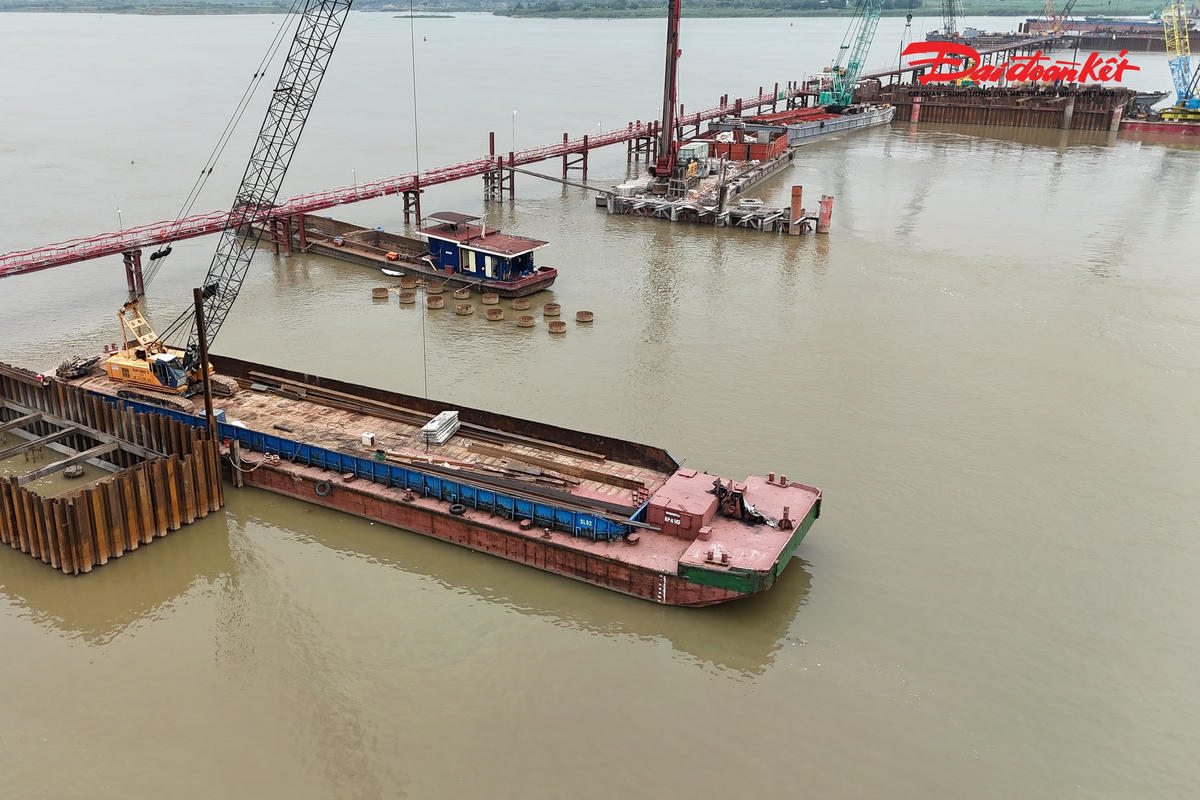 Toàn cảnh 3 trụ tháp cầu Thượng Cát vươn cao giữa sông Hồng