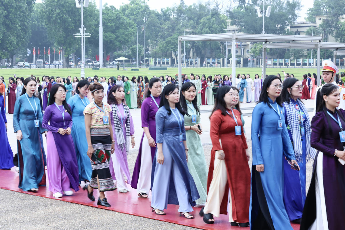 Đoàn đại biểu bày tỏ lòng biết ơn vô hạn, thành kính tưởng nhớ công lao to lớn của Chủ tịch Hồ Chí Minh.
