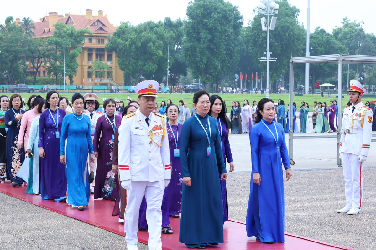 Ủy viên Trung ương Đảng - Phó Chủ tịch UBTƯ MTTQ VIệt Nam, Chủ tịch Hội Liên hiệp Phụ nữ Việt Nam Lê Thị Thuỷ  dẫn đầu Đoàn đại biểu vào Lăng viếng Chủ tịch Hồ Chí Minh. Ảnh: PV