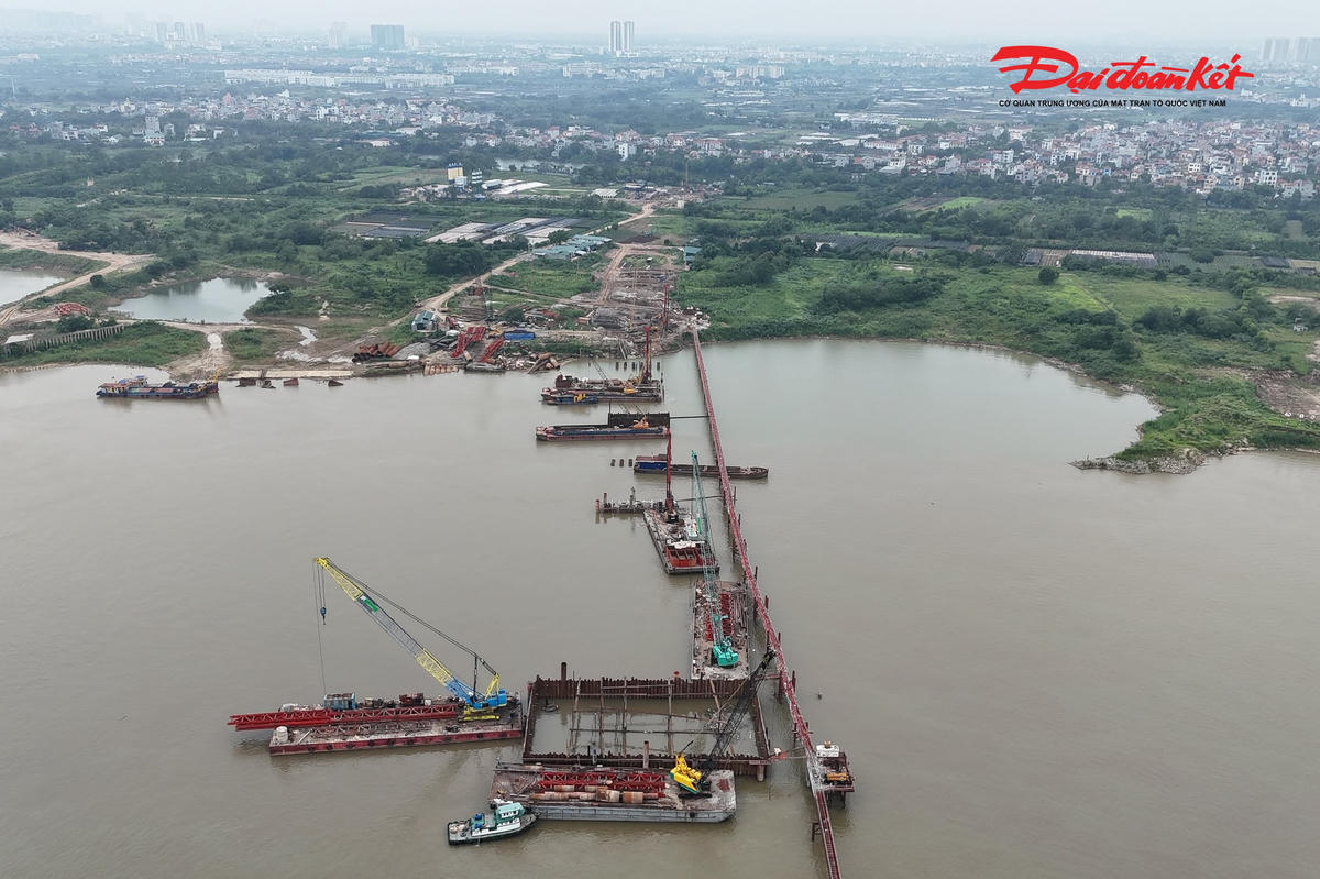 Toàn cảnh 3 trụ tháp cầu Thượng Cát vươn cao giữa sông Hồng