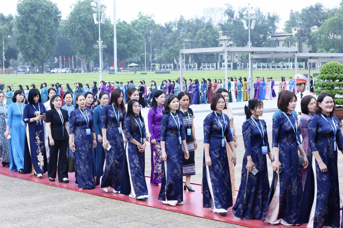 Đoàn Đại biểu dự Đại hội Phụ nữ toàn quốc lần thứ XIV vào Lăng viếng Chủ tịch Hồ Chí Minh