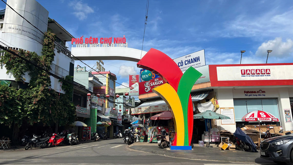Một góc phố đi bộ “Phố đêm chợ nhỏ”. Ảnh: Đình Sang.