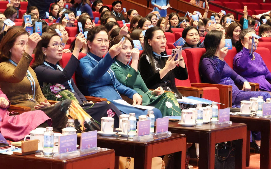 Các đại biểu bầu Đoàn Chủ tịch, Đoàn Thư ký Đại hội và Ban Thẩm tra tư cách đại biểu. Ảnh: PV