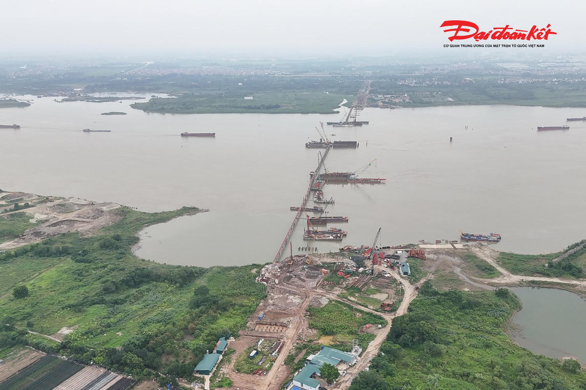 Những ngày giữa tháng 6/2026, trên công trường xây dựng cầu Thượng Cát vượt sông Hồng, không khí lao động diễn ra khẩn trương với hàng trăm kỹ sư, công nhân cùng nhiều thiết bị hiện đại được huy động tối đa. Các mũi thi công đang đồng loạt tăng tốc triển khai những hạng mục trọng điểm, đặc biệt là 3 trụ tháp chính của cầu dây văng, nhằm bảo đảm tiến độ hoàn thành dự án theo kế hoạch đề ra.