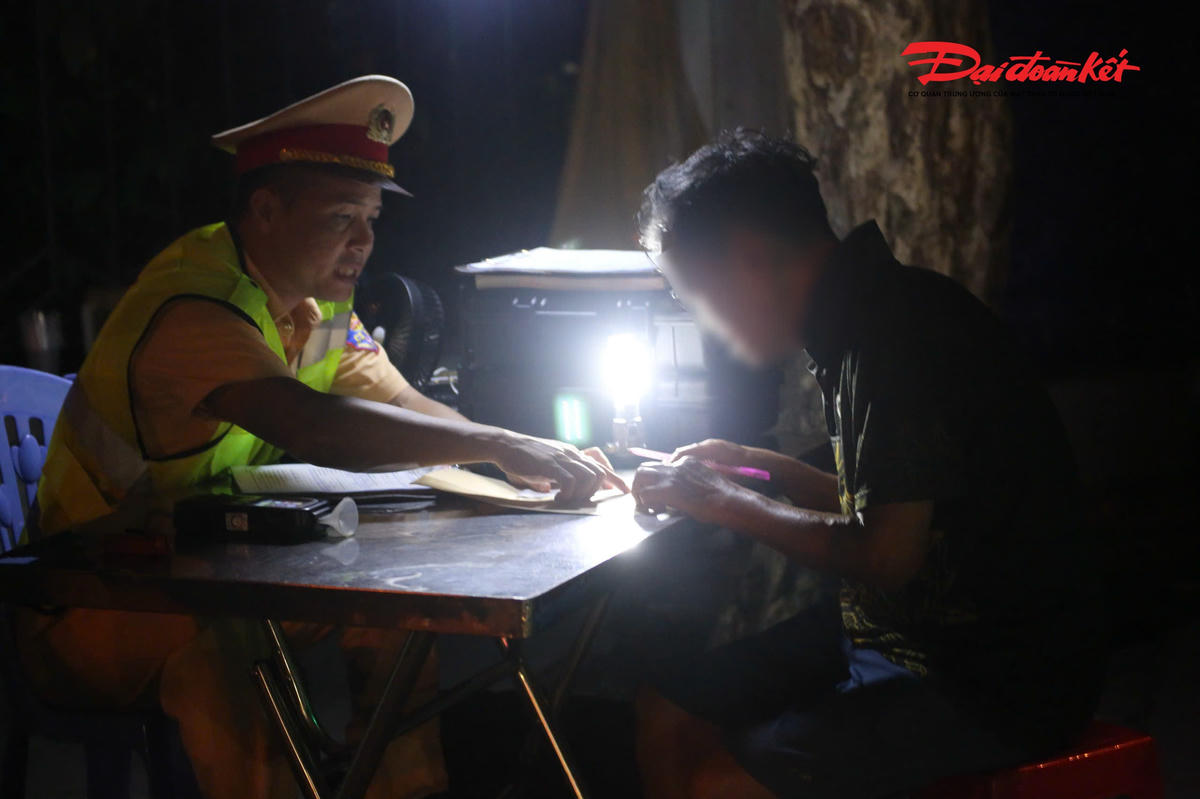 Chỉ sau hơn một giờ làm nhiệm vụ, lực lượng chức năng đã phát hiện 3 trường hợp điều khiển xe mô tô vi phạm nồng độ cồn.