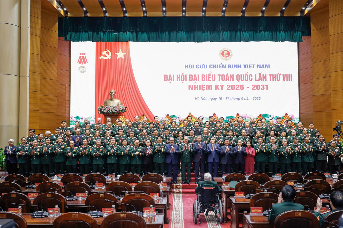 Tổng Bí thư, Chủ tịch nước Tô Lâm chụp ảnh lưu niệm cùng Ban Chấp hành Trung ương Hội Cựu Chiến binh Việt Nam khóa VIII. Ảnh: Quang Vinh.