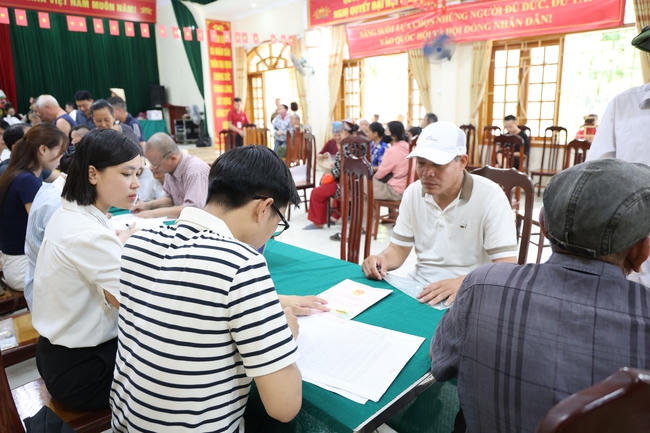 Ban Quản lý dự án đầu tư hạ tầng xã Tam Hưng phối hợp với chủ đầu tư tổ chức chi trả tạm ứng bồi thường, hỗ trợ giải phóng mặt bằng cho các hộ gia đình thuộc thôn Đại Định. Ảnh: T.H